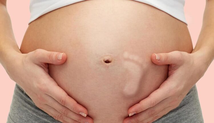 كيف تشعر الأم الحامل بأول حركة للجنين ومتى يمكن أن تتعرف عليها