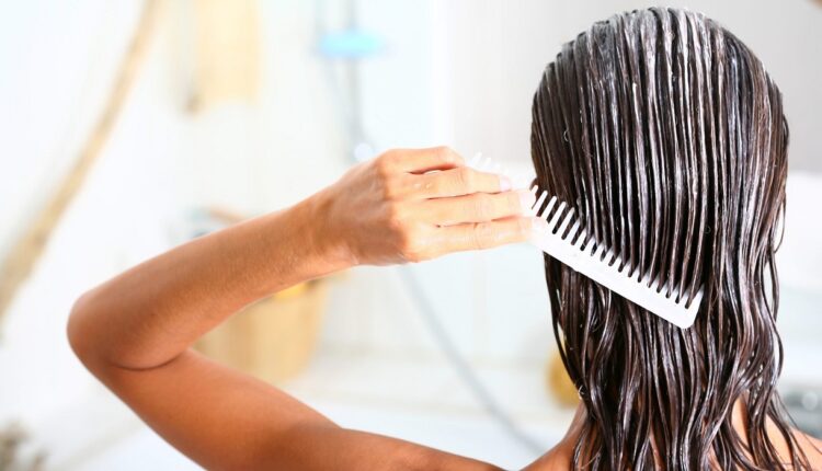 "الموز ومعجون الأسنان" وصفة شائعة للقضاء على تقصف أطراف الشعر