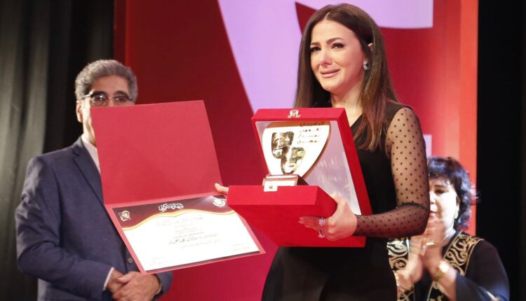 بكاء دنيا سمير غانم أثناء حفل تكريم والديها.. ودعم من زوجها رامي رضوان