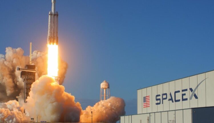 سبيس إكس.. أعلنت عن إطلاق أولى رحلتها السياحية إلى الفضاء