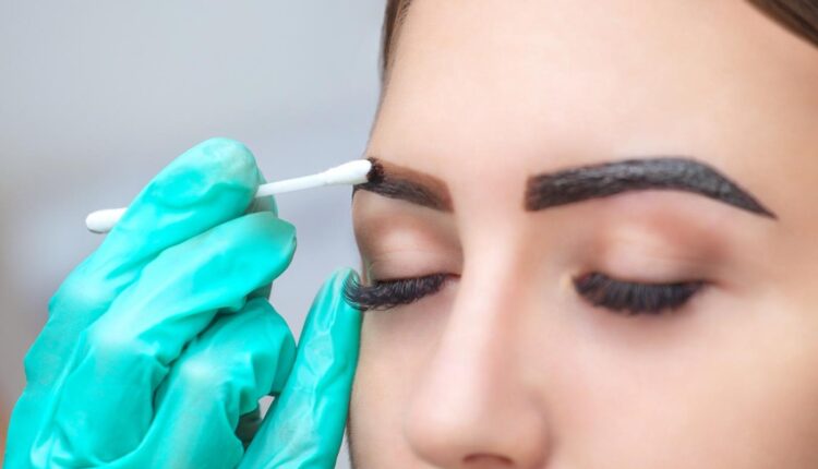 طريقة مميزة لـ صبغ الحواجب بالقهوة للعروس لتبدو جذابة وأنيقة في زفافها