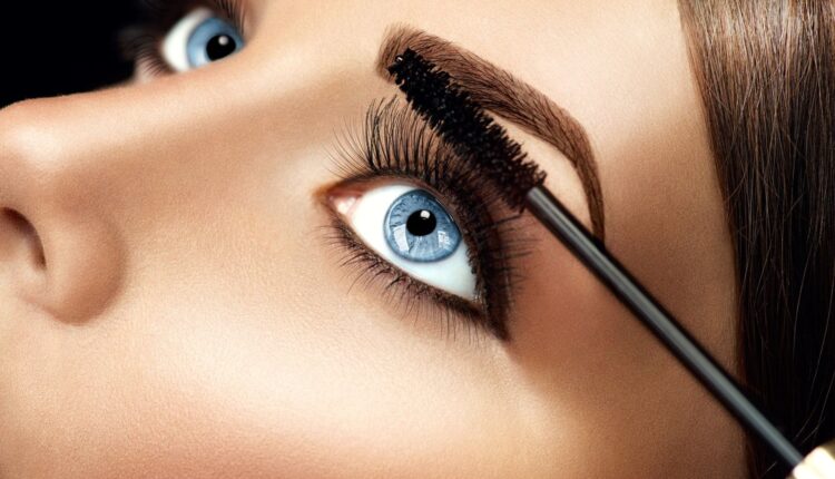 تعرفي على طرق إزالة الماسكرا المقاومة للماء بشكل أمن على الرموش