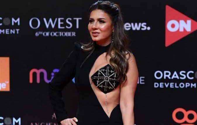 نجلاء بدر تدافع عن فستانها في مهرجان الجونة... أنا لست سلعة