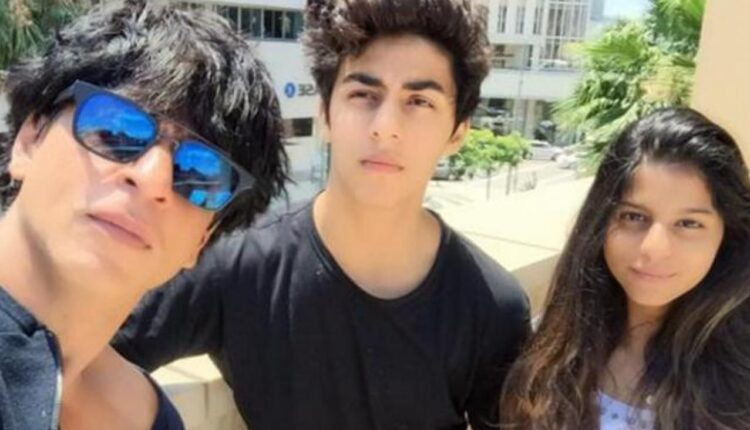 محبي شاروخان يملئون الشوارع احتفالاً بخروج نجله من السجن