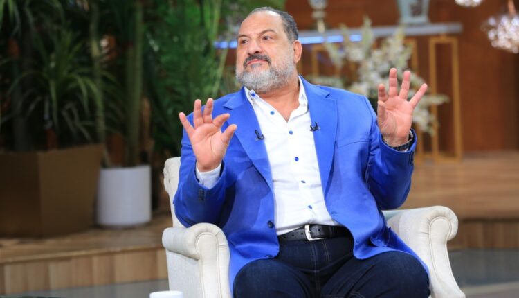 خالد الصاوي.. ظهر على كرسي طبي متحرك" قائلا لابد من احترام القوة والضعف