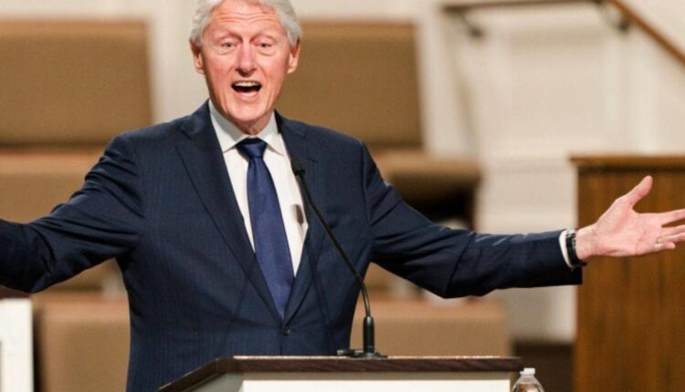 الرئيس الأمريكي الأسبق بيل كلينتون تم نقله إلى المستشفى