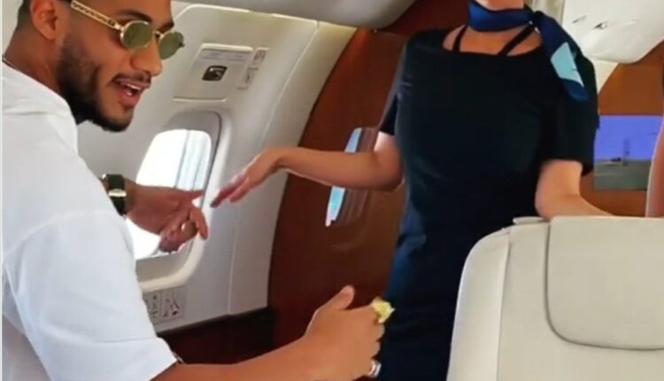 وصلة رقص بين محمد رمضان ومضيفة طيران تثير الجدل