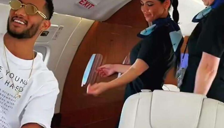 محمد رمضان يعلق على صوره في طائرته الخاصة ساخرا من الانتقادات