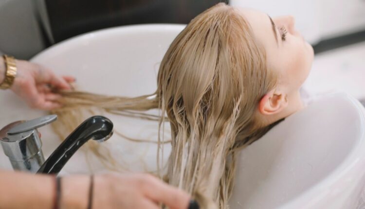 أفضل طرق لإزالة لون شعرك المصبوغ دون استخدام مواد كيميائية