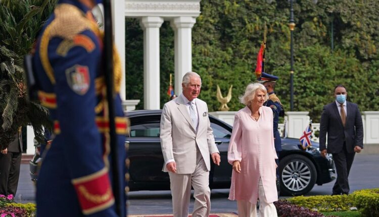 الأمير تشارلز: في زيارة لمصر ويلتقط صور بالأهرامات ويلتقي الأمام الأكبر