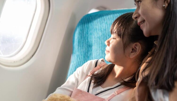 إرشادات للأمهات والأباء عند السفر بالطائرة مع الأطفال