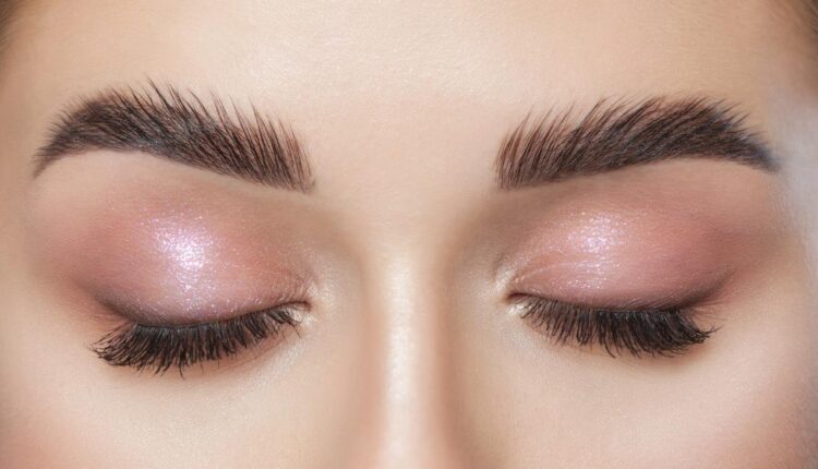 تساقط شعر الحواجب والرموش... الأسباب والعلاج