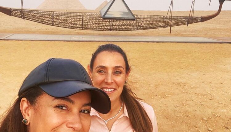 هند صبري تزور الأهرامات برفقة إبنتيها...  في معرض (الأبد هو الآن)