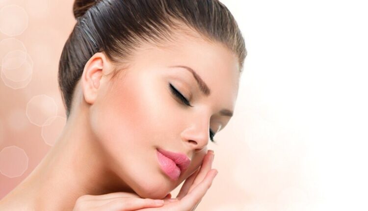 أفضل طرق سريعة لترطيب بشرة الوجه بعمق