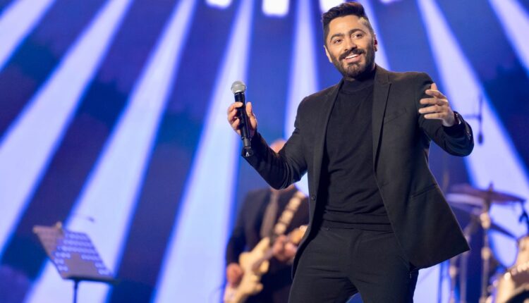 السر وراء جلوس تامر حسني على الأرض في حفله الأخير بالرياض