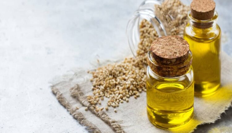 زيت السمسم وفوائده في تطويل الشعر والحفاظ عليه