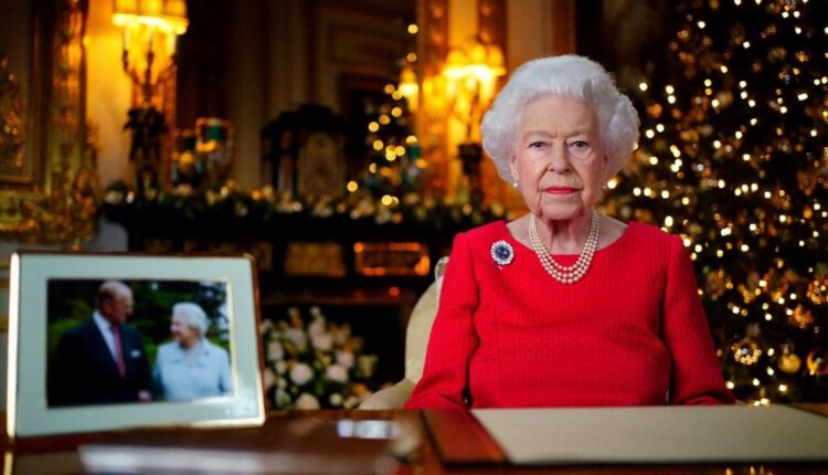 بفستان أحمر وإطلالة أنيقة.... الملكة إليزابيث توجه خطابها في عيد الميلاد