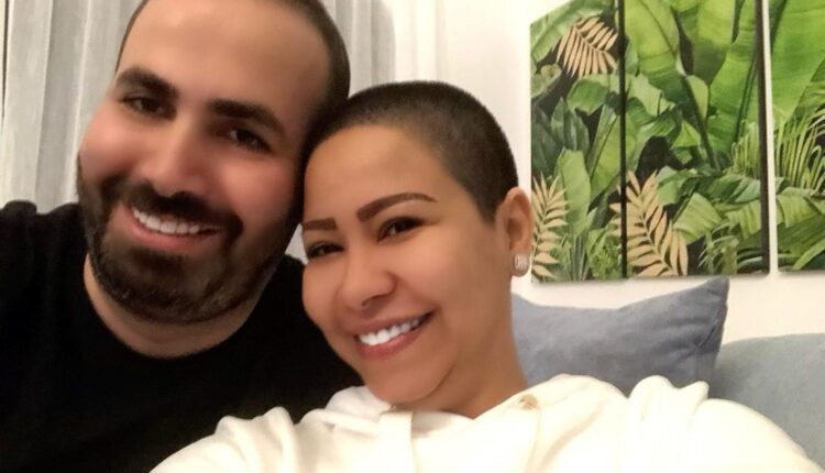 شيرين عبد الوهاب تظهر بإطلال غريبة... بعد أن حلقت شعرها بالكامل