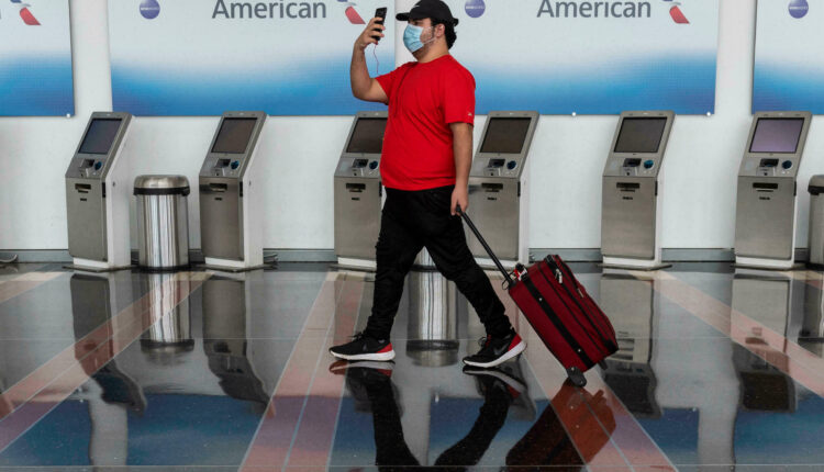 الرئيس الأمريكي يضع قيود جديدة على السفر في ظل ارتفاع الإصابات بمتحور أوميكرون