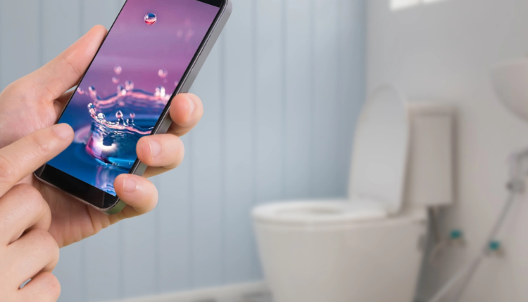 اصطحاب الهواتف إلى الحمام يؤدي كارثة
