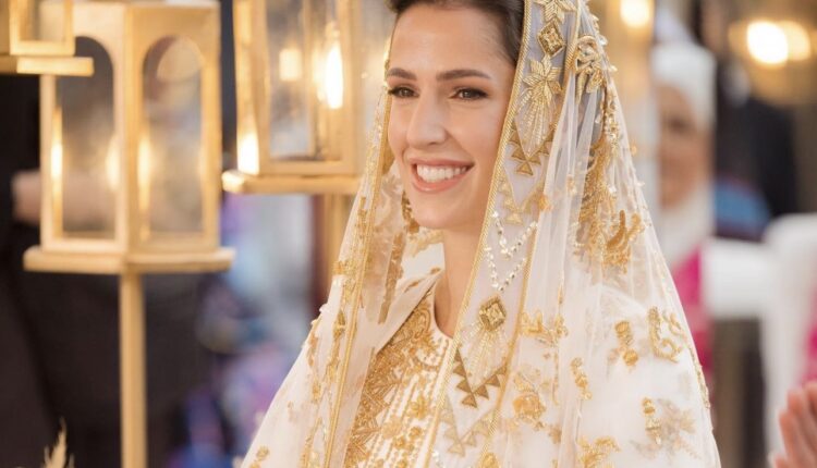 ثوب حناء رجوة يُتوج قصة الحب بينها وبين الأمير