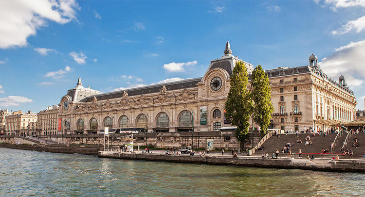 متحف أورسيه يقع على الضفة الغربية لنهر السين