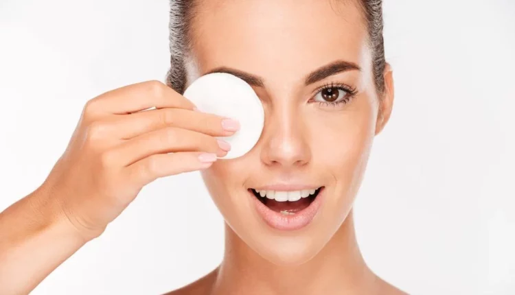 مزيل طبيعي لمكياج العيون