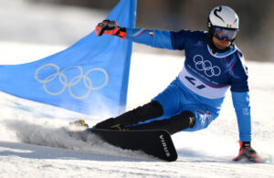 لماذا ظهر المتزلج الإيطالي فيشنالر بخوذة مزينة بالعلم الروسي خلال منافسات أولمبياد ميلانو؟