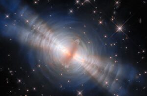 تلسكوب هابل التابع لـ ناسا يرصد ظاهرة فلكية نادرة توصف بـ”العصيان الكوني”!