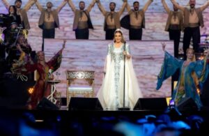 الفنانة أصالة نصري تلتقي خالها في السعودية بعد عقدين من الغياب.. وتفاجئ جمهور الرياض بالغناء بالتركية!