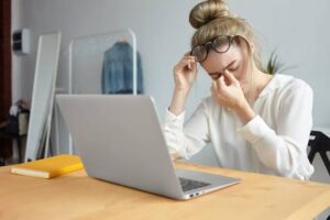 إجهاد العين الرقمي.. طبيبة توضح أن المشكلة في طريقة الاستخدام لا لون الشاشة