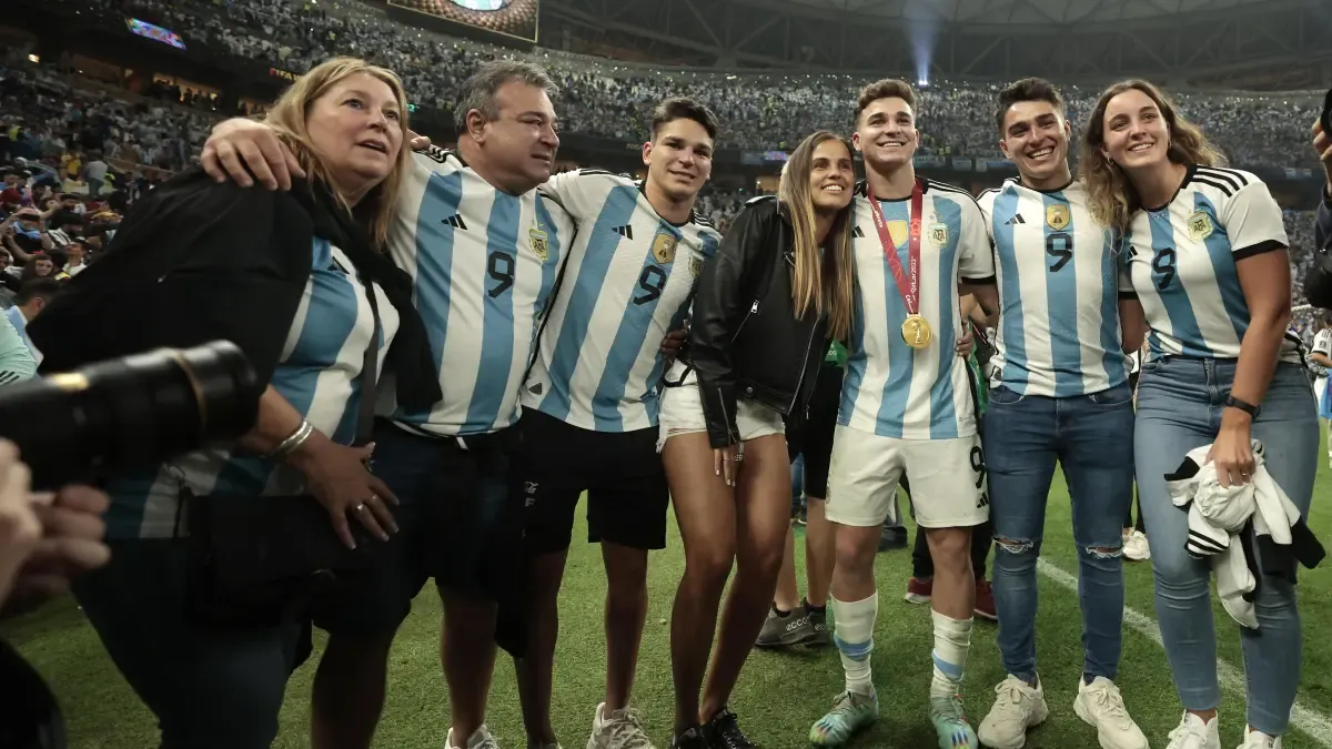 أتلتيكو مدريد يرفض التفاوض مع برشلونة حول خوليو ألفاريز وسط اجتماع عائلي مطول
