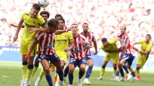 أتلتيكو مدريد يتعادل 2-2 مع فياريال في مباراة شهدت طرداً وركلتَي جزاء وصافرات ضد ألفاريس