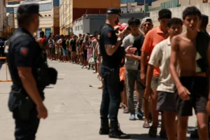 وثائق: المخابرات الإسبانية حذرت من خطط اقتحام سبتة قبل عبور 70 ألف مهاجر